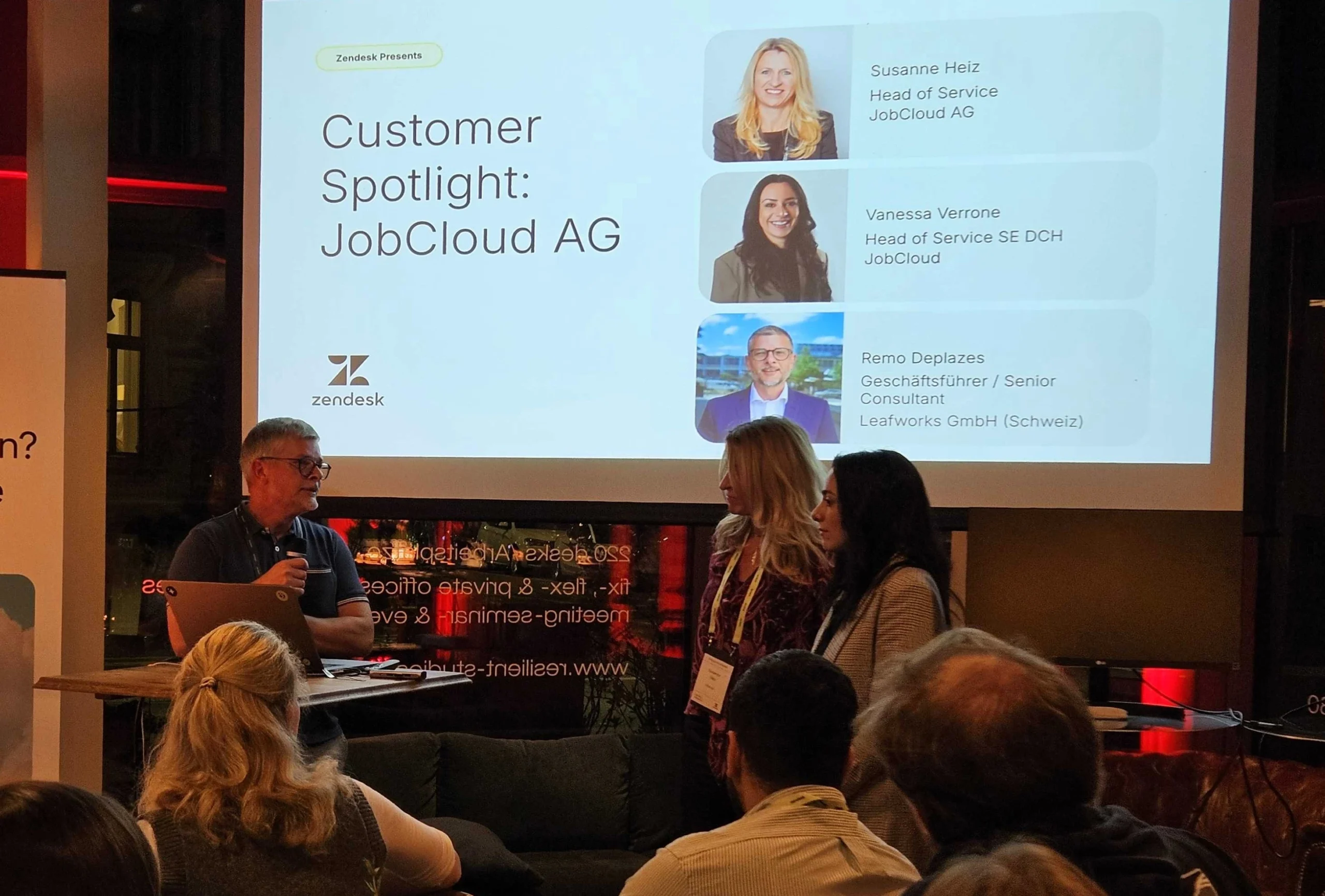 Leafworks Schweiz-CEO Remo Deeplaces präsentiert eine Kunden-Erfolgsgeschichte von Leafworks auf einem Zendesk Event in der Schweiz.